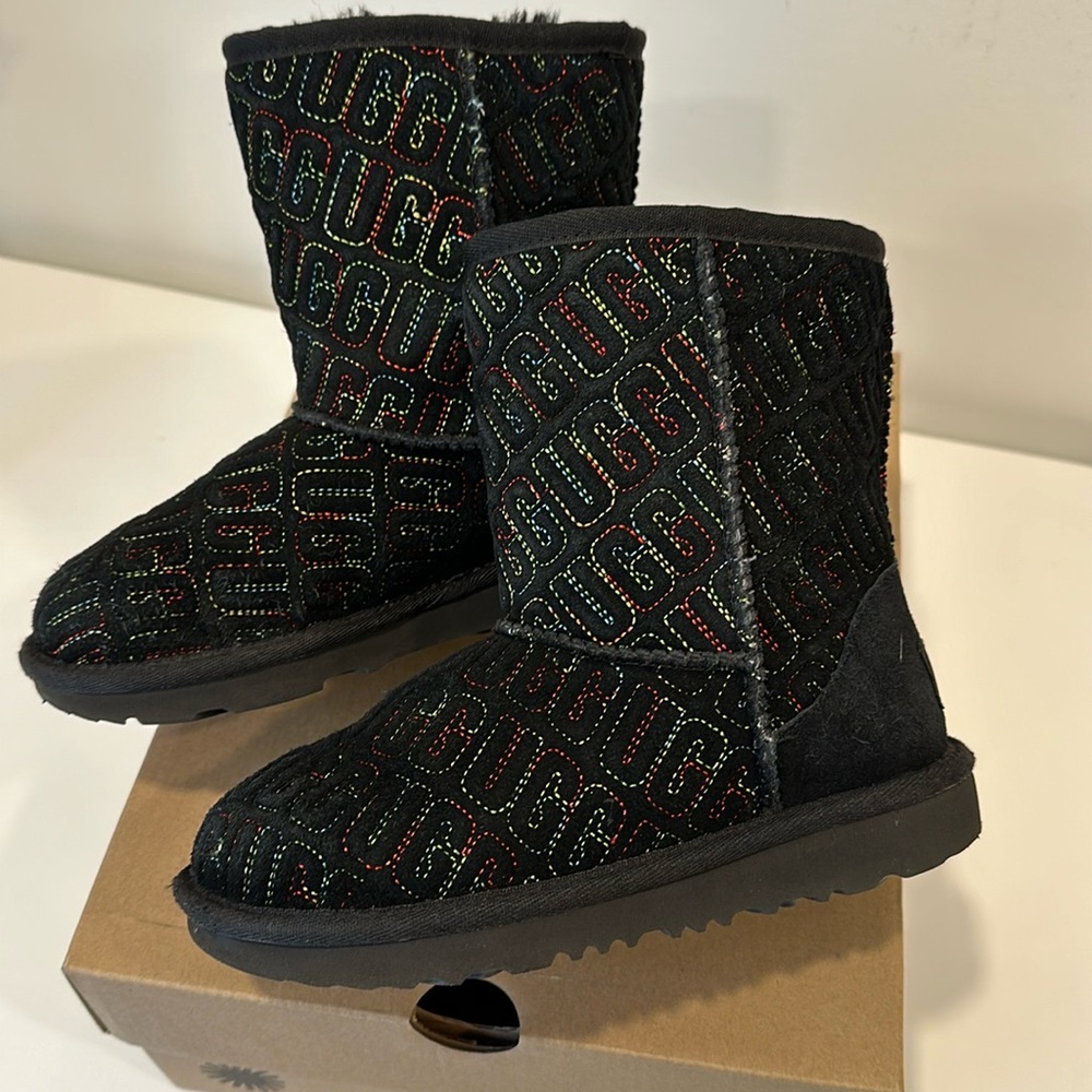 New UGG kids classic graphic stitch boots, size 13